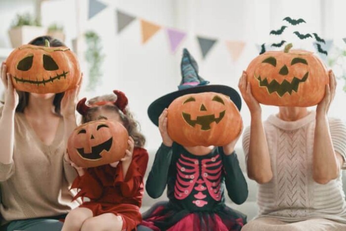 Halloween - Familie mit Laternen